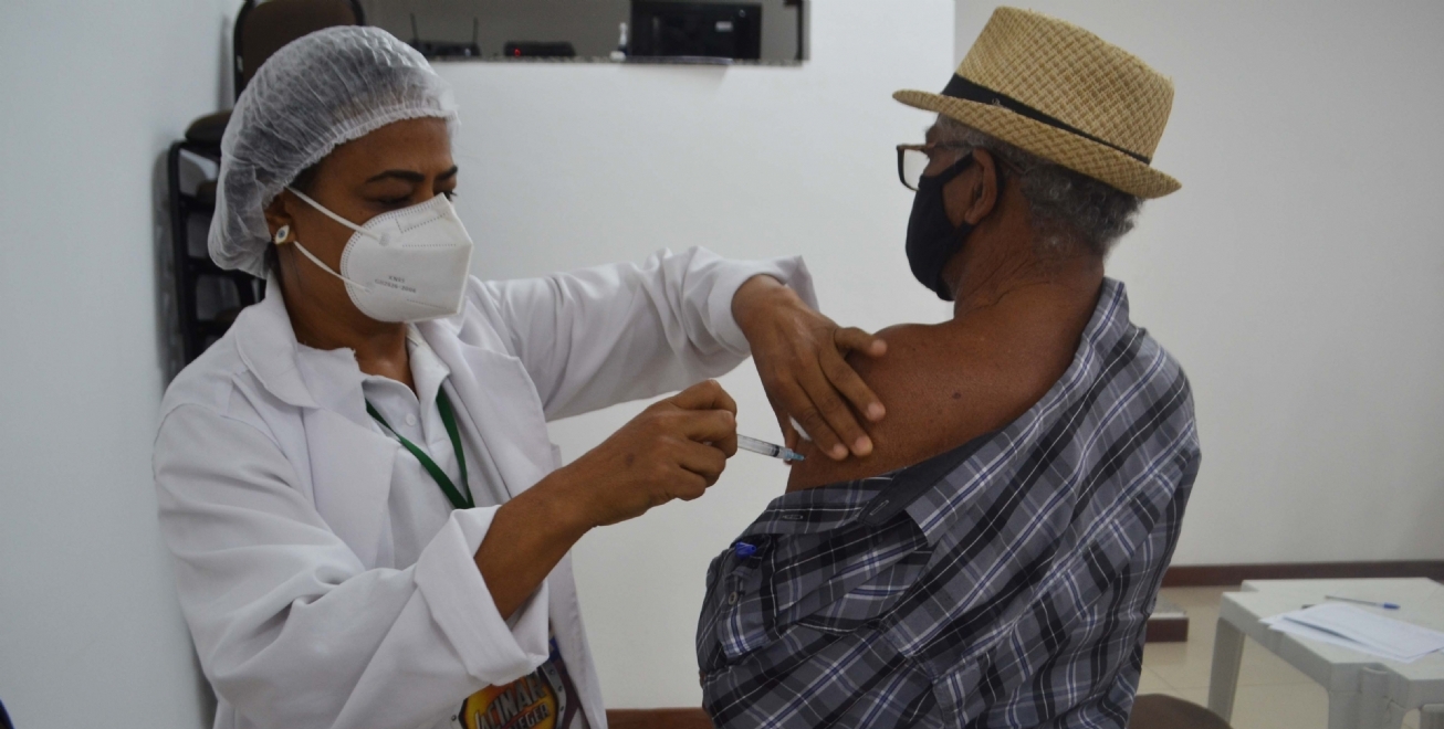 Aplicação da primeira, segunda e terceira dose contra Covid continua nesta segunda, em Feira