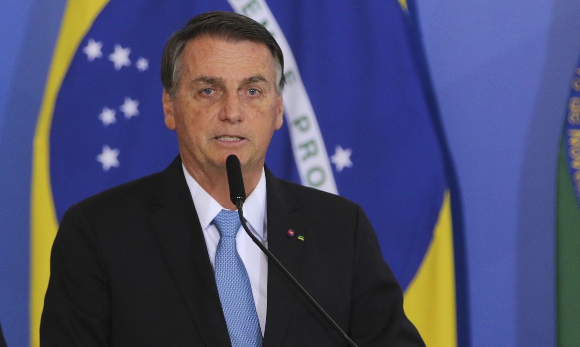 Após reações do STF e do TSE, Bolsonaro recua e diz que não teve intenção de agredir outros Poderes