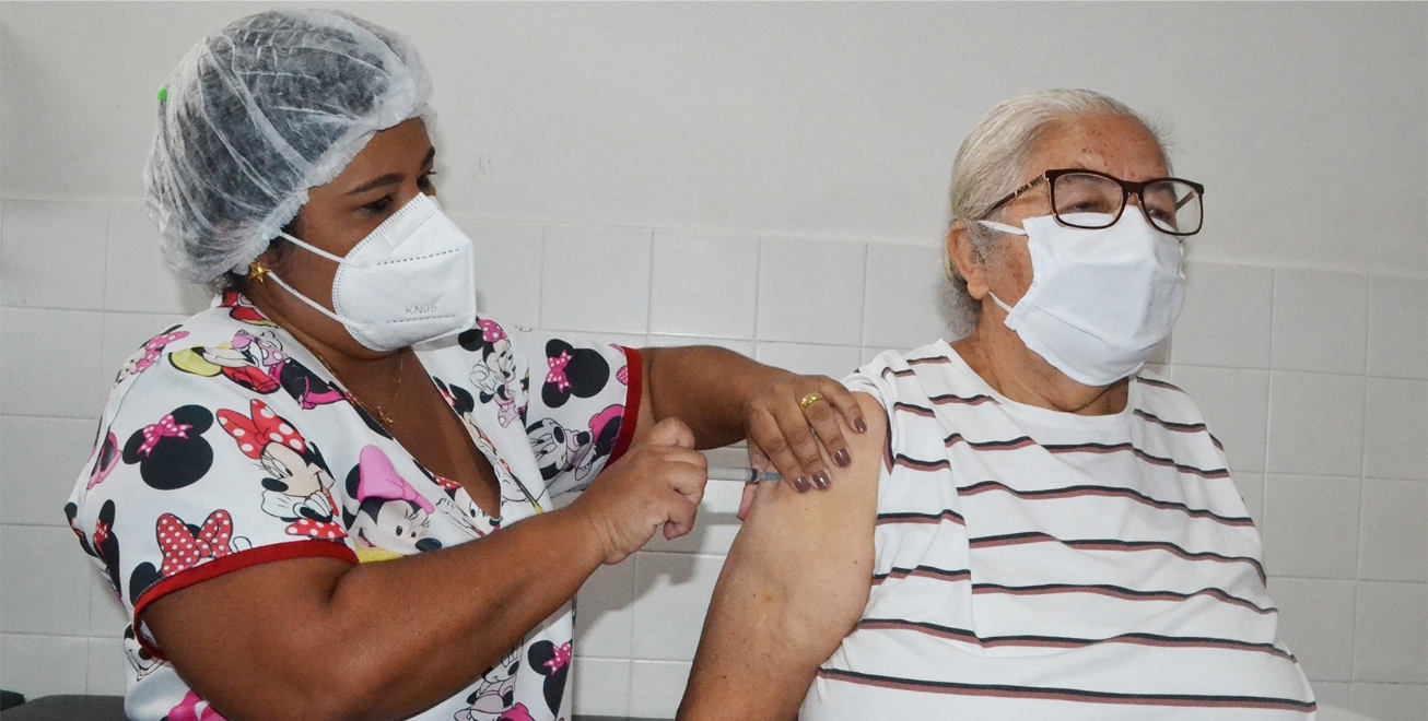 Idosos acima de 70 anos recebem dose de reforço contra a Covid a partir desta quinta
