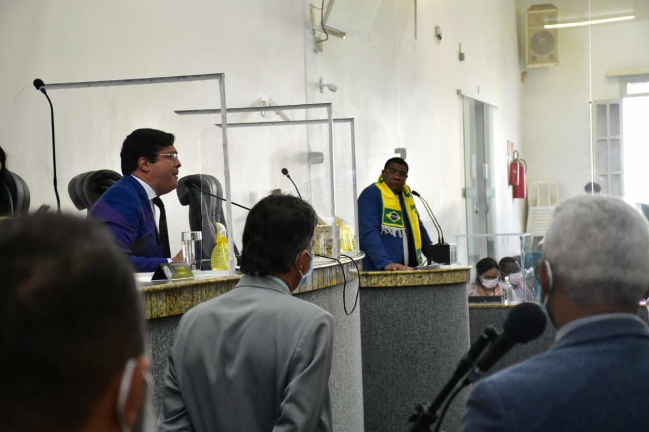 Acompanhado de 12 vereadores, Paulão do Caldeirão denuncia, à Polícia Civil, suposta trama de assessores do prefeito para incriminá-lo