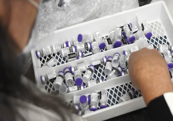 Novo lote de vacinas da Pfizer chega no Brasil