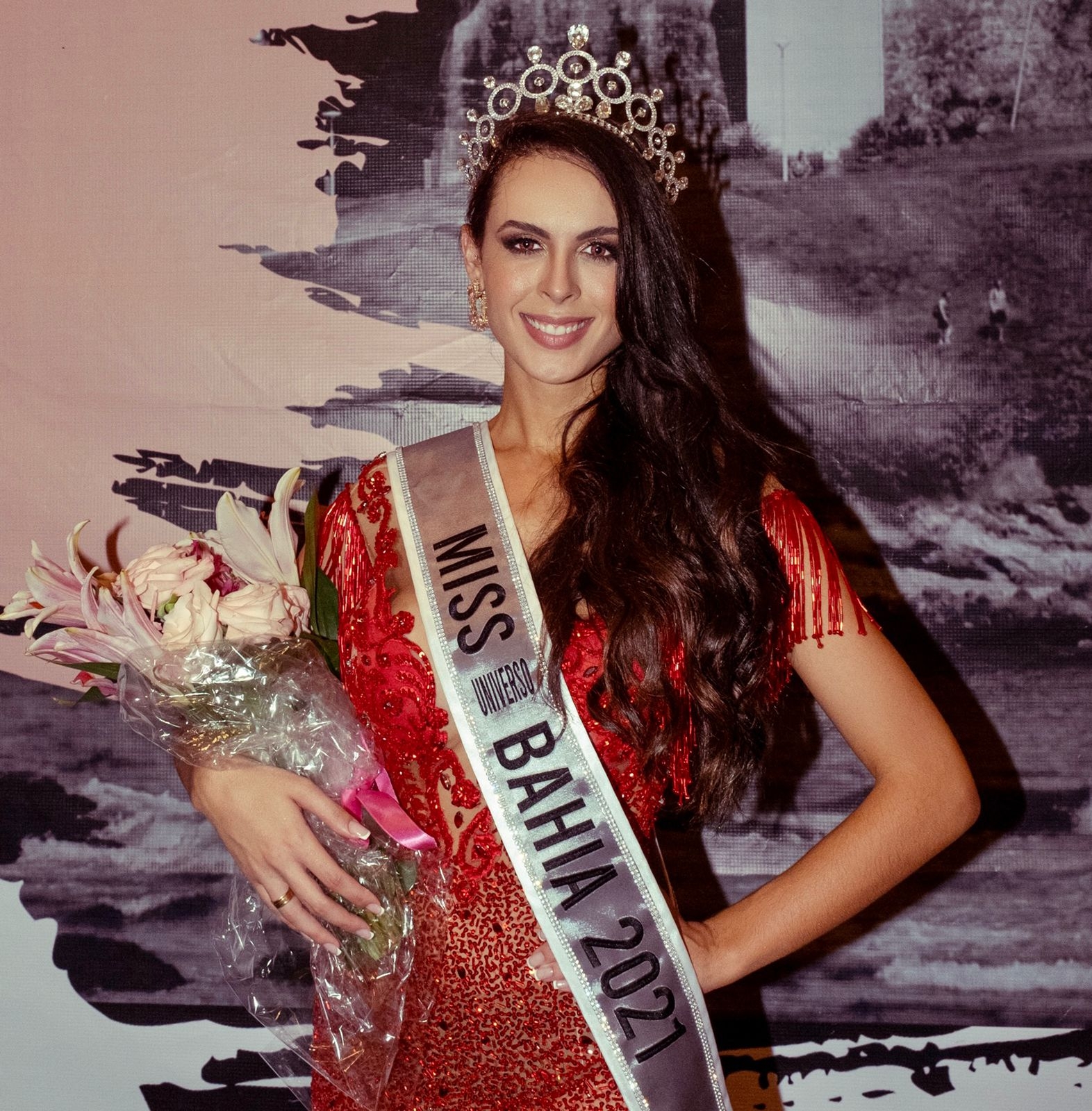 Baiana de Cruz das Almas, a cirurgiã dentista  Tainara Bacc é eleita Miss Universo Bahia 2021