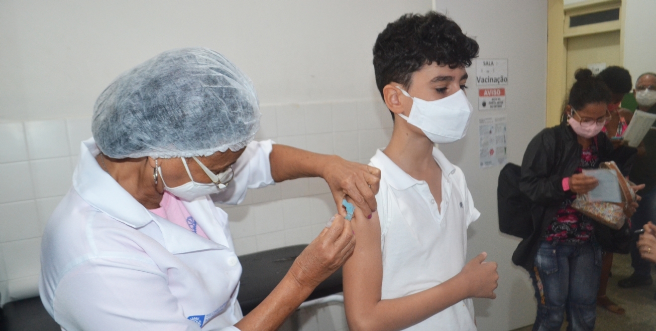 Vacinas de rotina para menores de 15 anos estão sendo aplicadas nas unidades de saúde de Feira de Santana