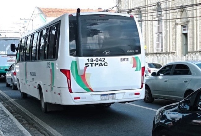  Justiça proíbe permissionários do Transporte Alternativo de rodarem com micro-ônibus, em Feira de Santana