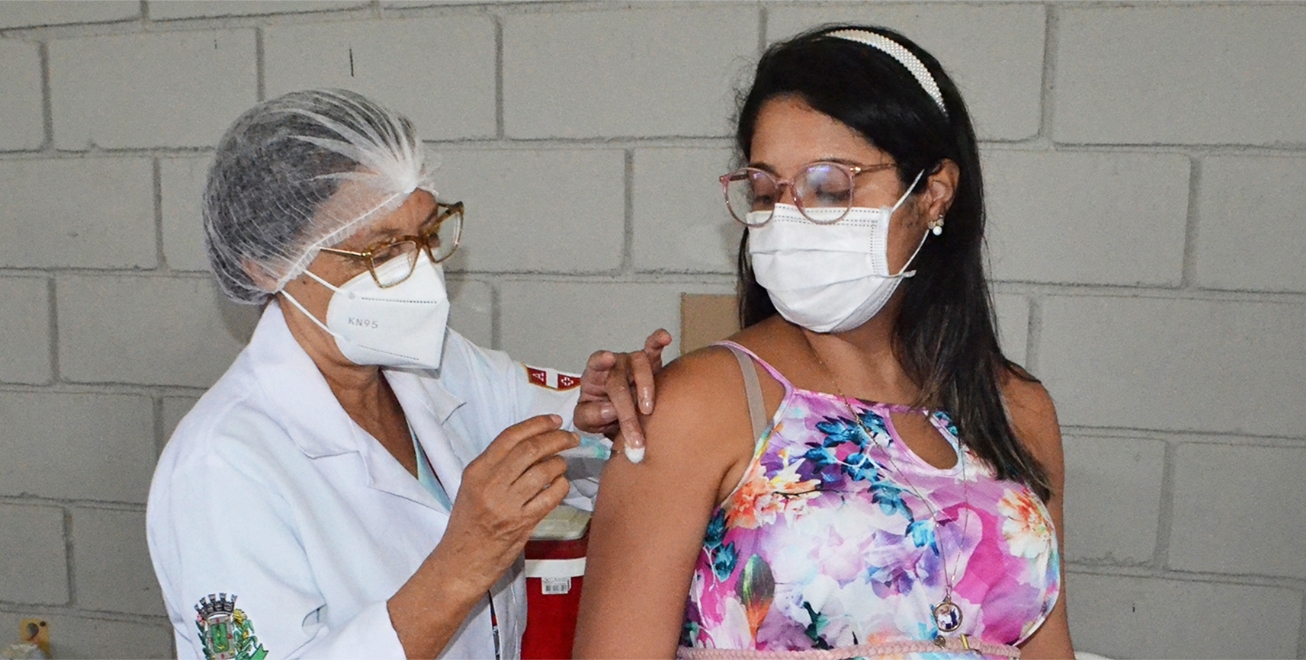 Feira de Santana ultrapassa a marca de 33,6 mil pessoas imunizadas com dose de reforço contra Covid-19