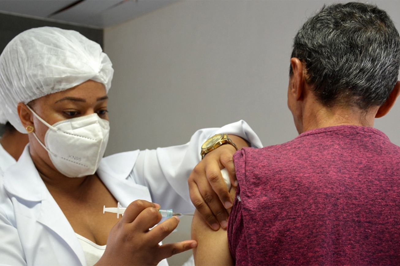 Vacinação contra Covid-19 segue, nas unidades de saúde de Feira de Santana, nesta segunda-feira (22)