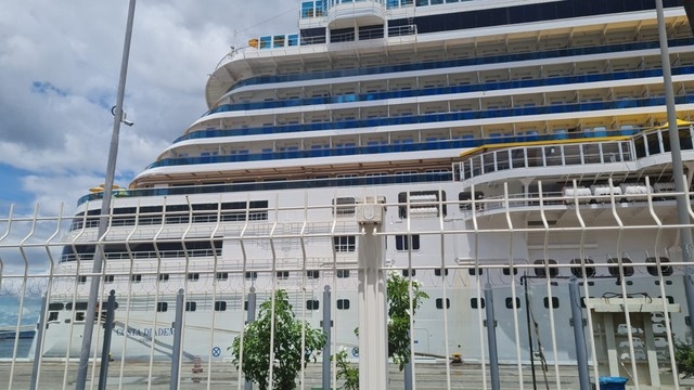 Após 68 passageiros testarem positivo para Covid-19, navio segue atracado em Salvador