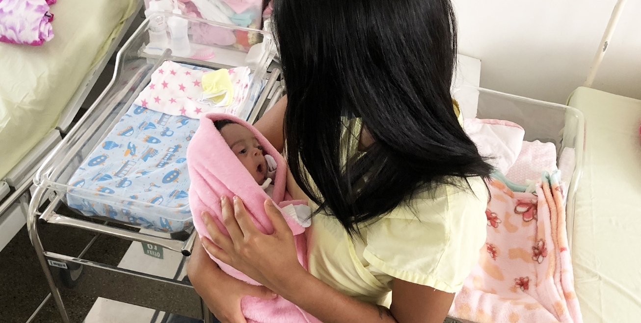 Bebê prematura recebe alta após cinco meses internada no Hospital da Mulher