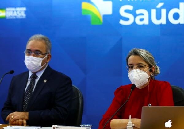 Secretária do Ministério da Saúde diz que vacinação de crianças menores de 11 anos é segura; posicionamento contradiz fala do presidente