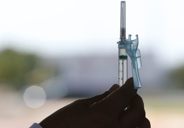 Três doses da Pfizer neutralizam variante ômicron, diz empresa