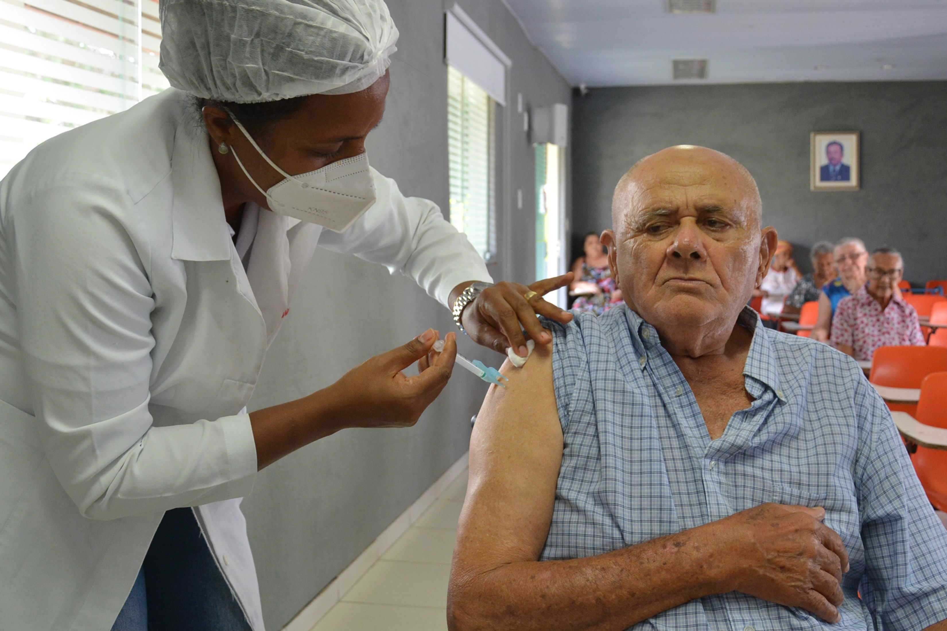 Vacinação contra gripe é priorizada para crianças de até seis anos e idosos, em Feira de Santana
