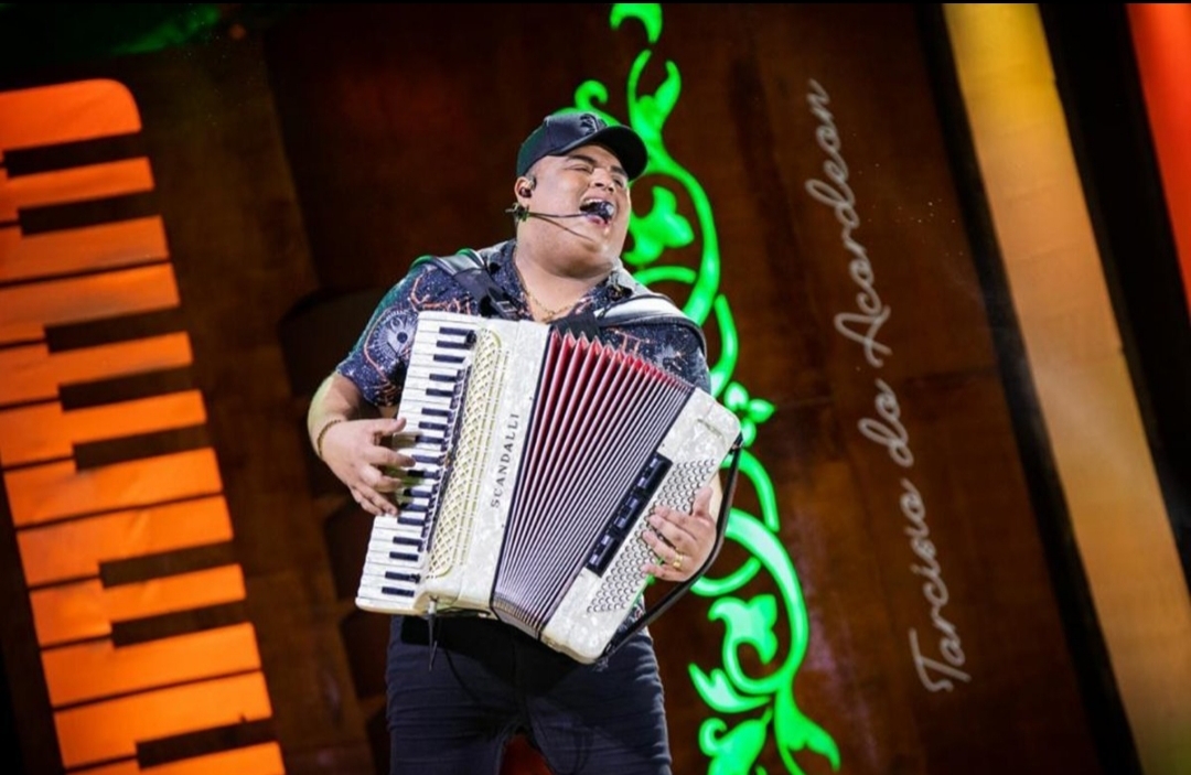 Nesta quinta tem Tarcísio do Acordeon e Kevi Jonny na Villa Guarajuba   