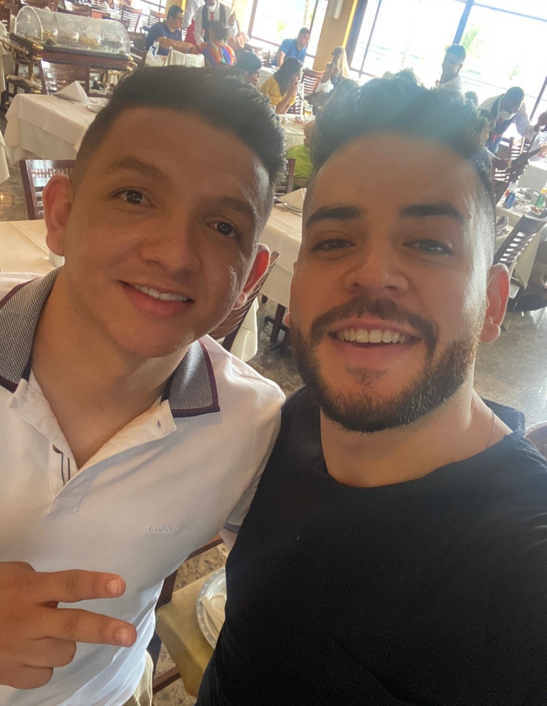 Dan Valente almoça com Marcynho Sensação durante rápida passagem do artista por Salvador