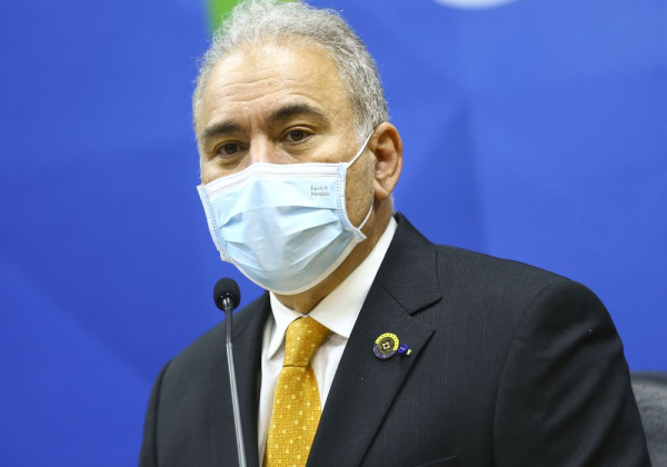 Ministro pede aos pais que levem seus filhos para vacinar contra Covid-19