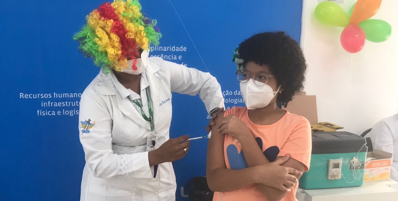 Vacinação para crianças e adolescentes nas unidades de saúde e na praça do Tomba