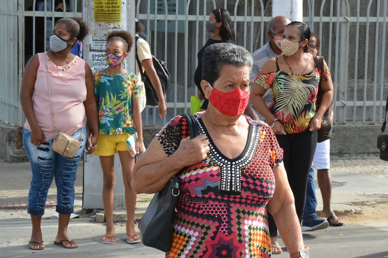 Resistência à 3ª dose contra Covid-19 retarda flexibilização no uso de máscaras, diz Prefeitura   