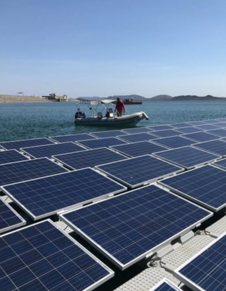 Tecnologia de painéis solares flutuantes potencializa a geração de energia limpa a baixo custo   
