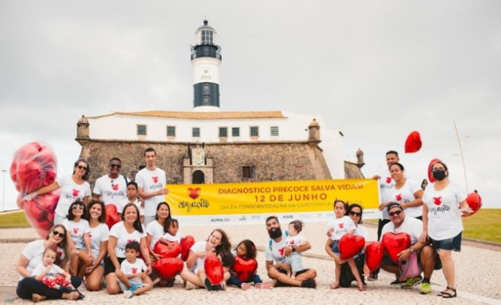 Farol da Barra fica repleto de mães em prol da conscientização sobre a cardiopatia infantil