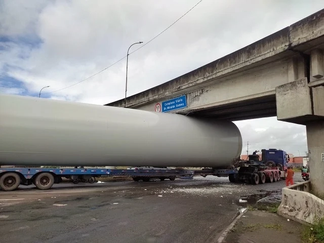 Viaduto da Cidade Nova é interditado, após ter estrutura danificada por carreta