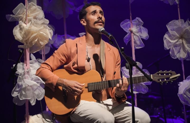   Tiri faz show intimista em homenagem a Gal Costa 