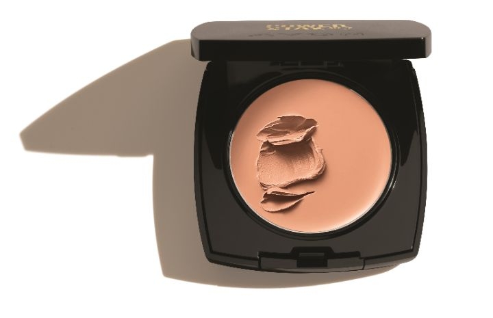 Avon lança Base Compacta 3 em 1 com 18h de duração