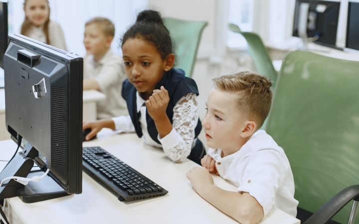 ACBEU promove oficinas tecnológicas para estudantes de escola municipal em Salvador