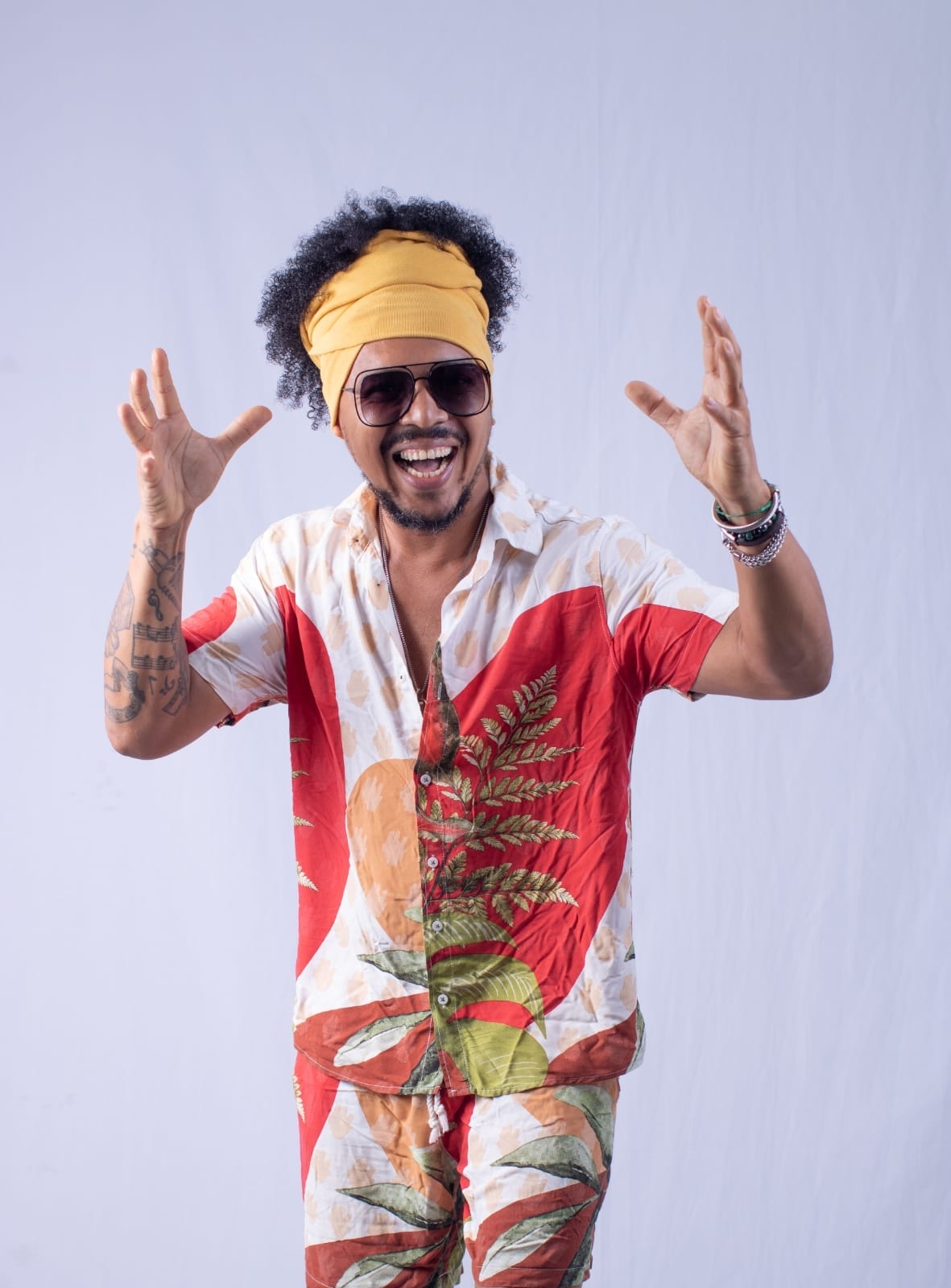 Cantor baiano Jay Torres faz show na varanda do Sesi