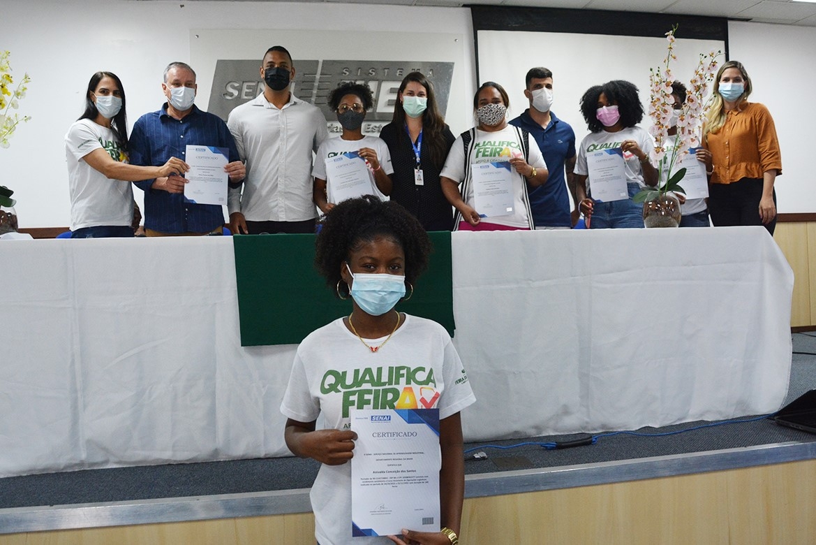 Cerimônia certifica alunos que passaram por cursos profissionalizantes gratuitos, em FSA
