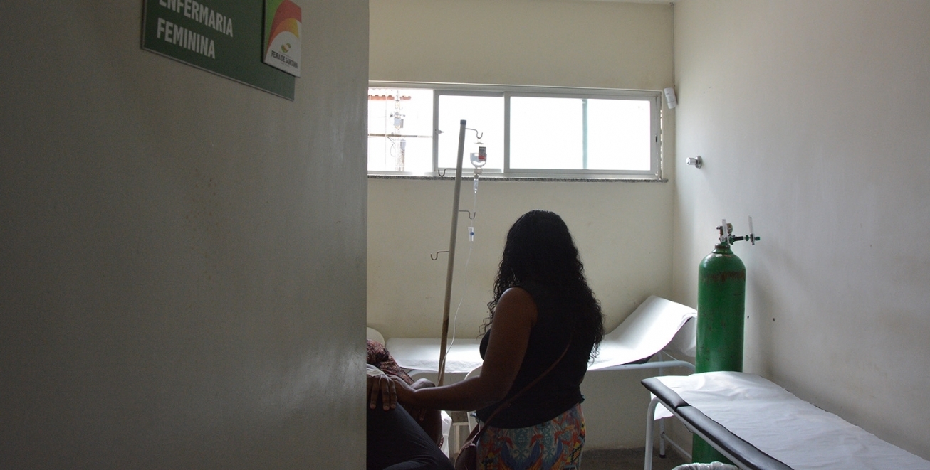 Idoso com hemorragia gastrointestinal aguarda há um mês por regulação, em Feira de Santana