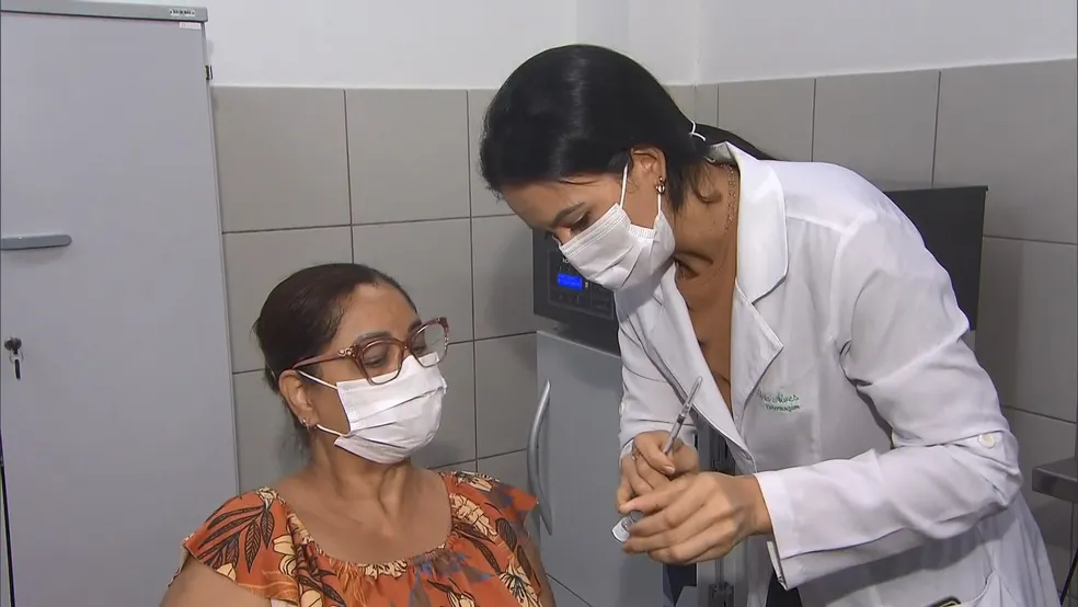 20 cidades baianas não iniciaram aplicação da bivalente contra a Covid-19; parte vence em maio