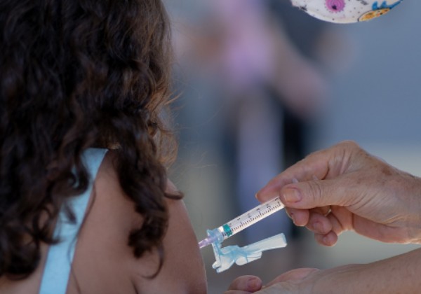 Pandemia de Covid-19 completa três anos e OMS diz que ‘fim está à vista’
