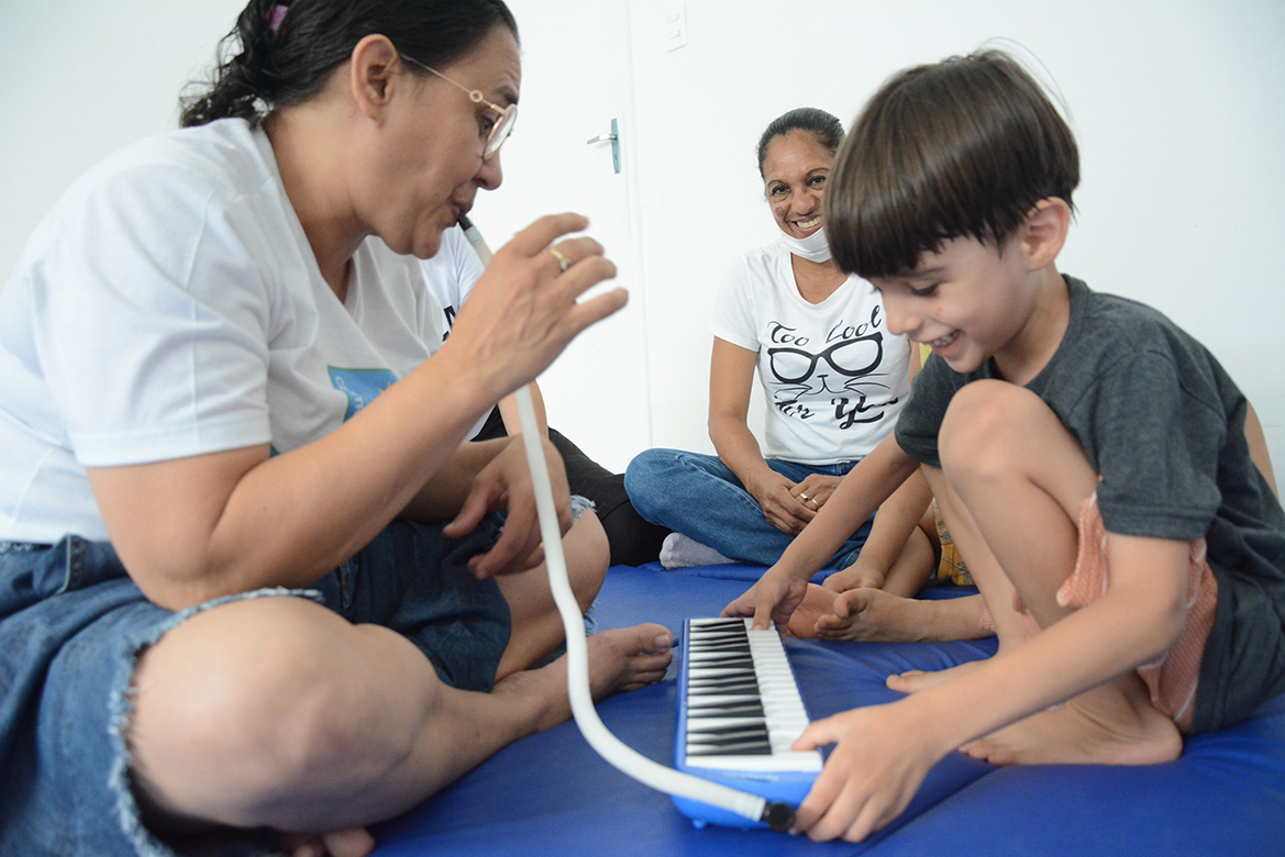 Centro de Referência estimula o desenvolvimento de crianças autistas, em Feira de Santana