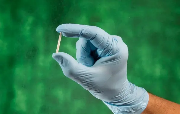 CFM proíbe prescrição médica de 'chip da beleza' e terapias hormonais com fins estéticos