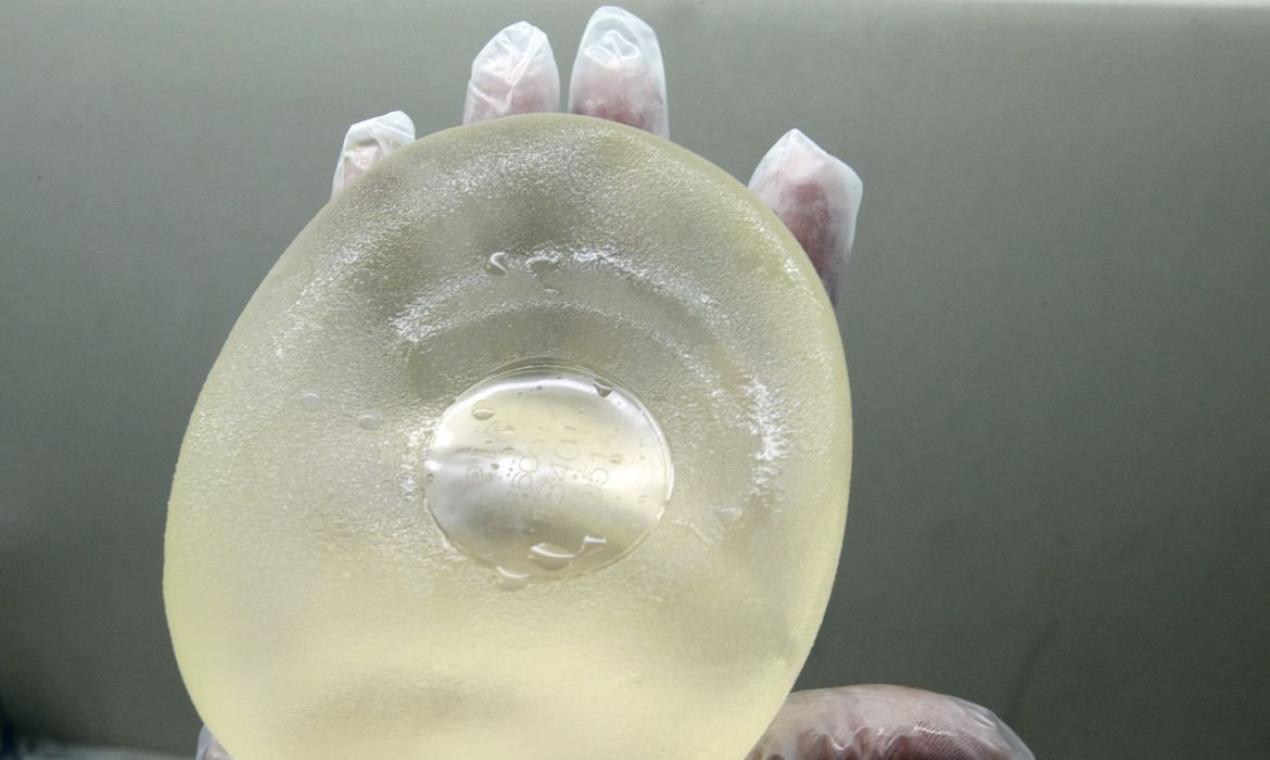 Lei garante troca de implante mamário para pacientes com câncer