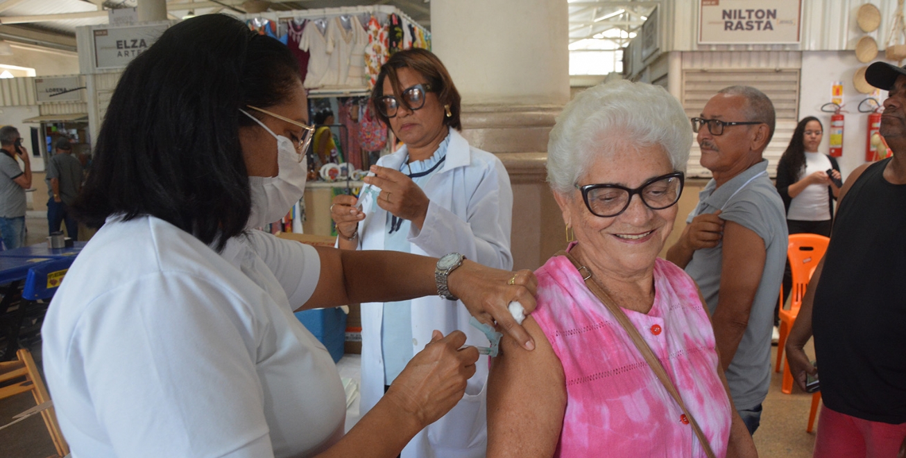 Aplicação da vacina bivalente no Mercado de Arte de Feira nesta semana