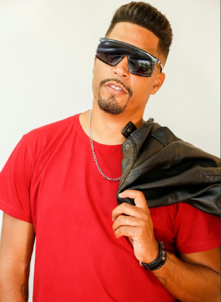 Cantor Raffinha Oliver lança CD 