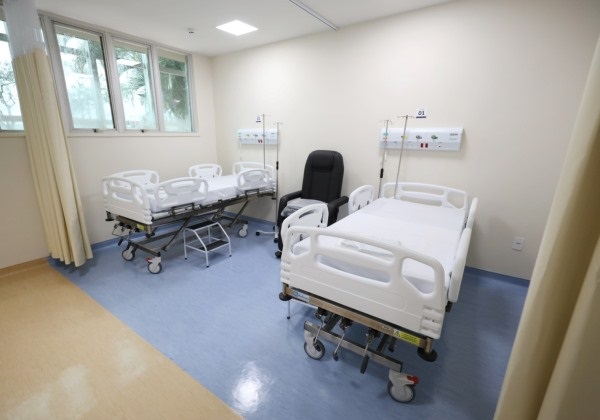 Governo entrega 30 novos leitos e amplia serviço de nutrição no Hospital Clériston Andrade