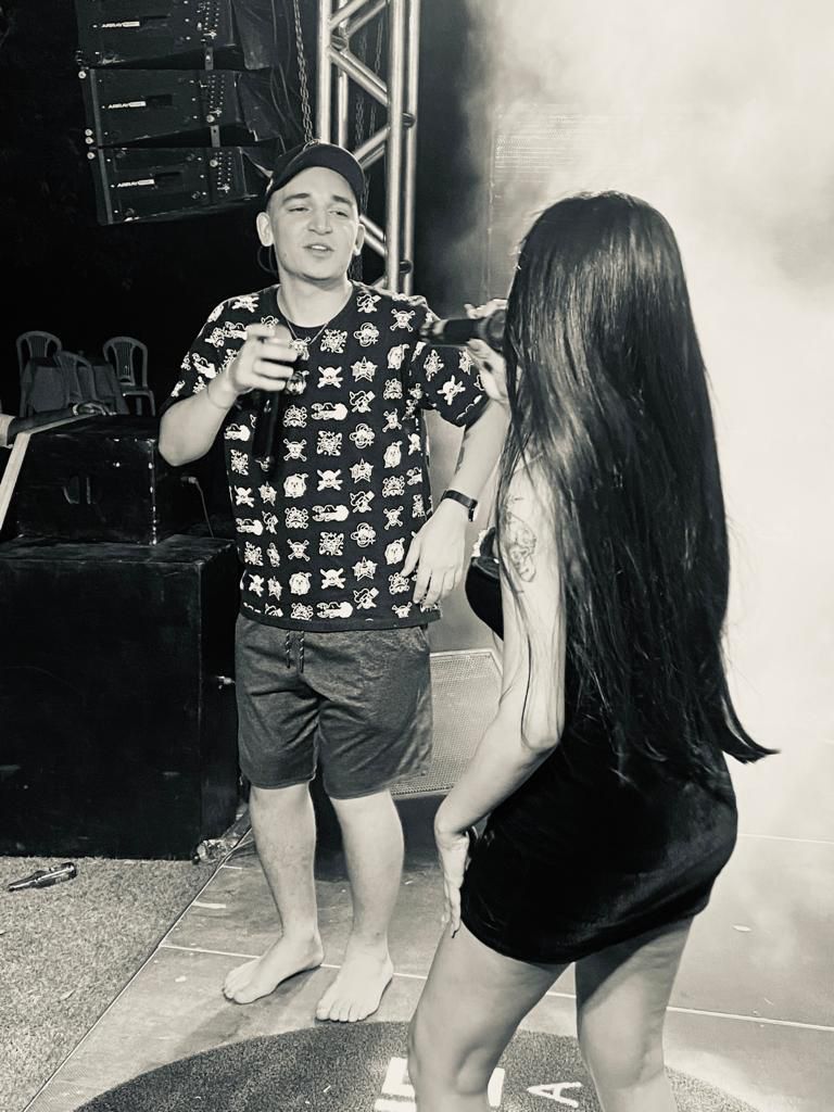 Simone Morena canta no aniversário de João Gomes
