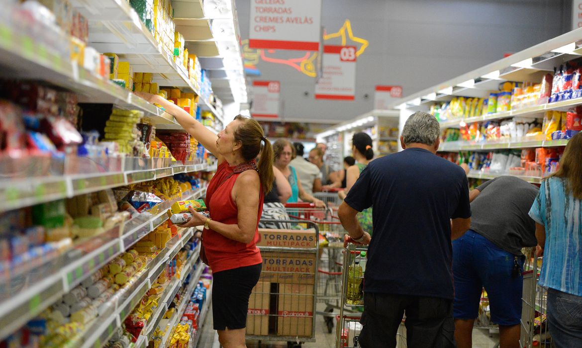 Quase 99% dos alimentos ultraprocessados vendidos no Brasil contêm ingredientes nocivos