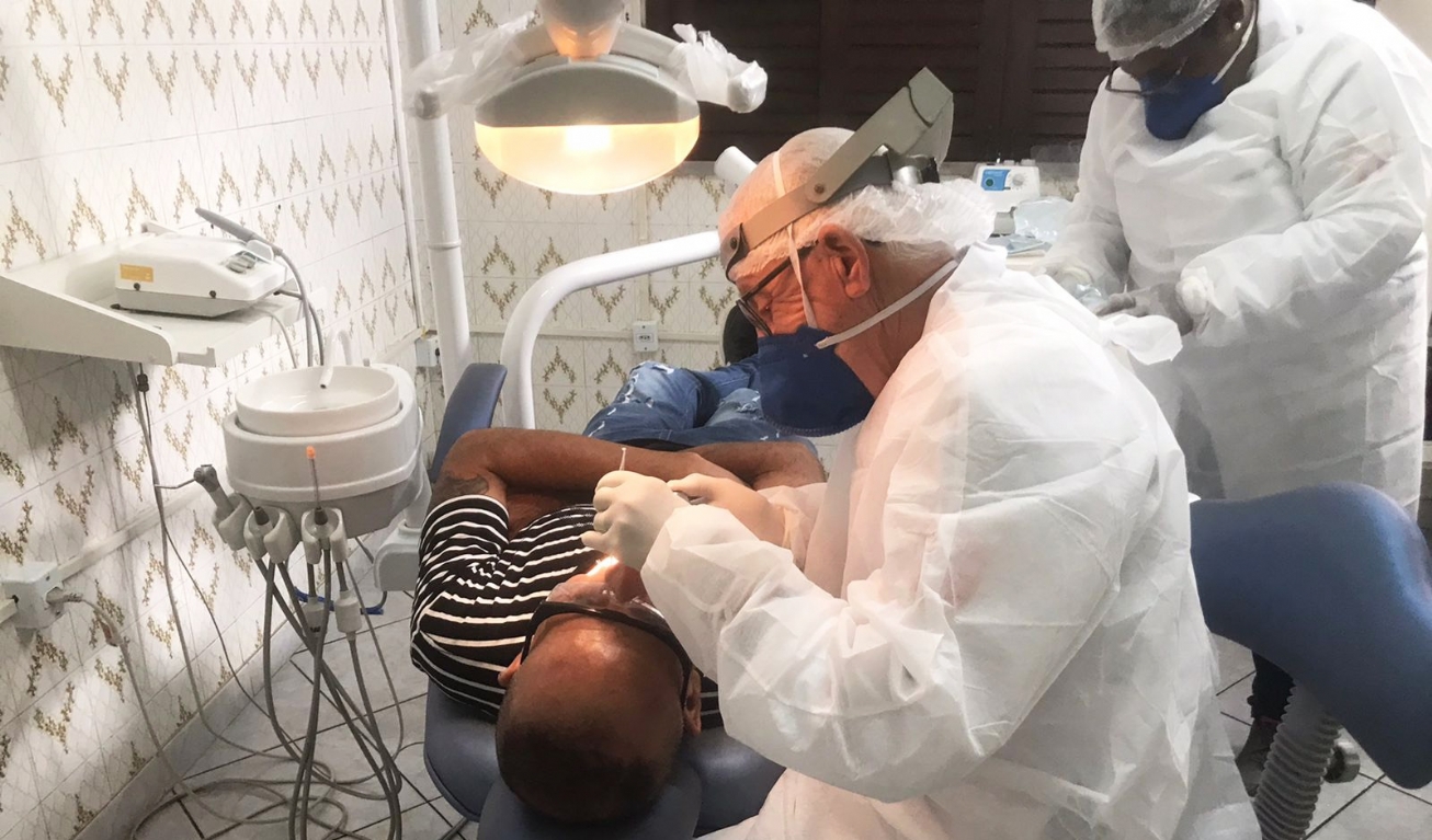 63 unidades da rede municipal de saúde realizam atendimentos com dentista, em Feira de Santana