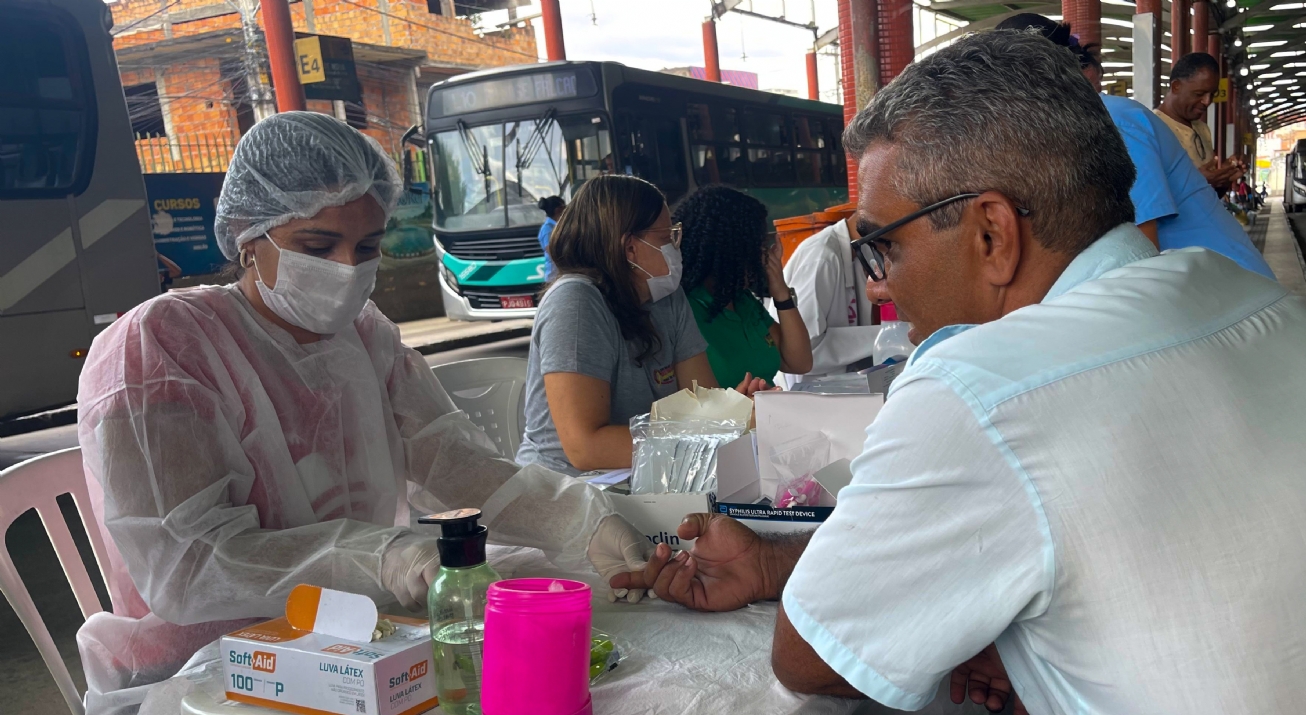 Dezembro Vermelho: passageiros do Terminal Central de FSA recebem orientações para prevenir o HIV