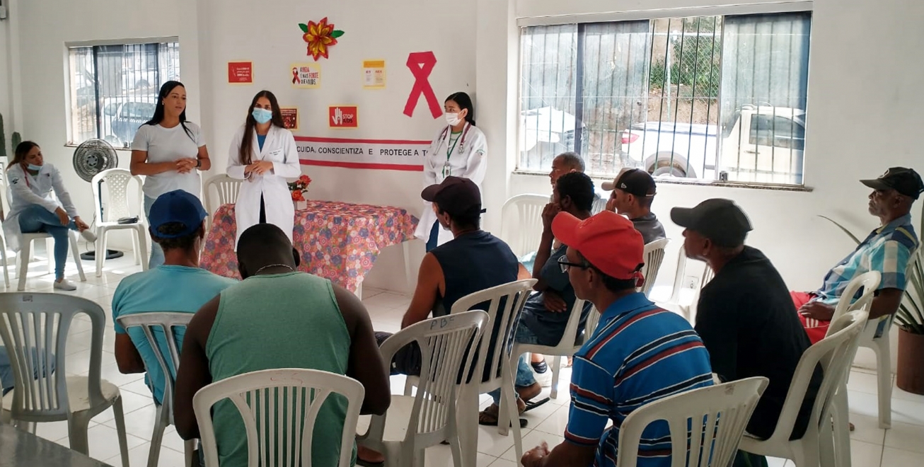 Palestras educativas e testagem para diagnóstico de HIV são realizadas no Centro Pop de Feira