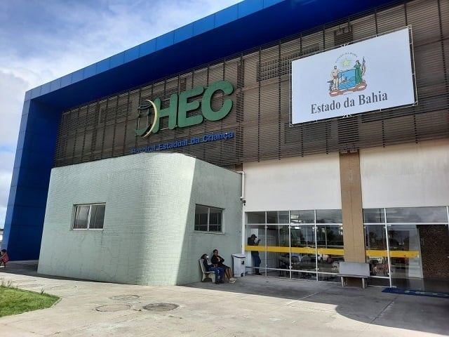 Criança de 1 ano engasga com leite e morre, em Feira de Santana