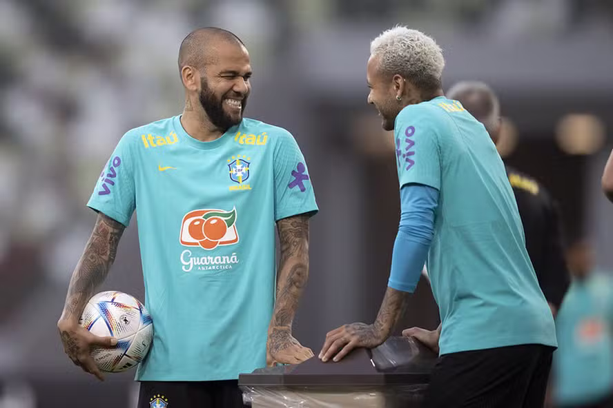 Pai de Neymar nega pagar fiança milionária para libertar Daniel Alves