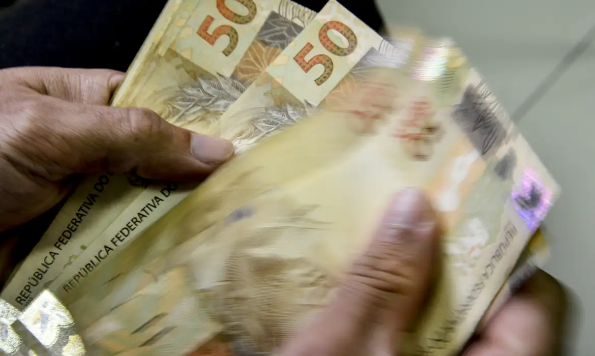 INSS paga 2ª parcela do 13º a quem recebe acima do mínimo