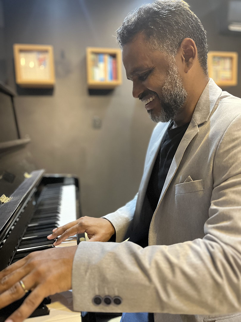Tito Pereira faz show no café-teatro do Sesc, nesta quinta (25) 