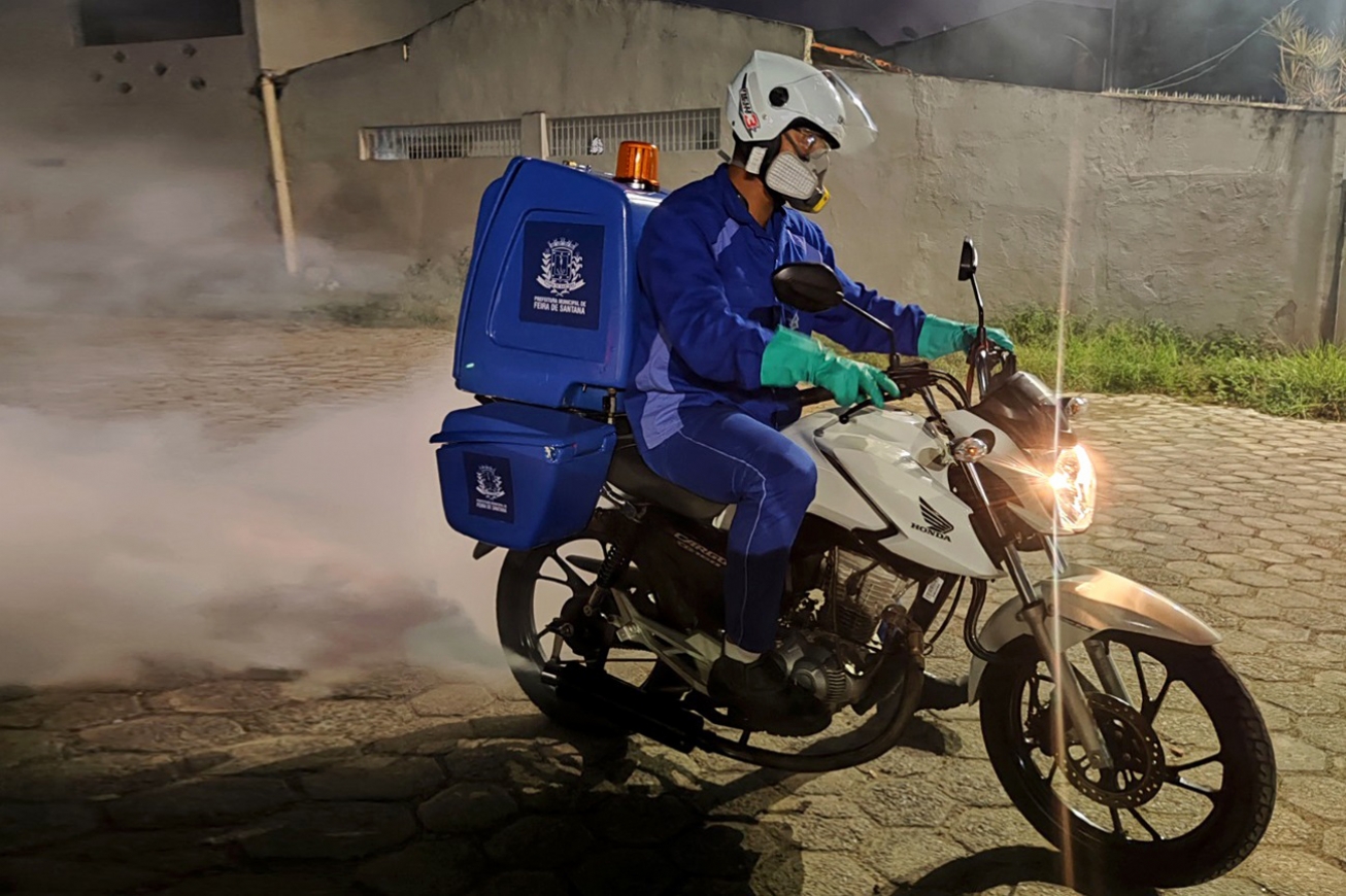 Feira de Santana registra queda de 92,5% nos casos de dengue após uso de motos fumacê
