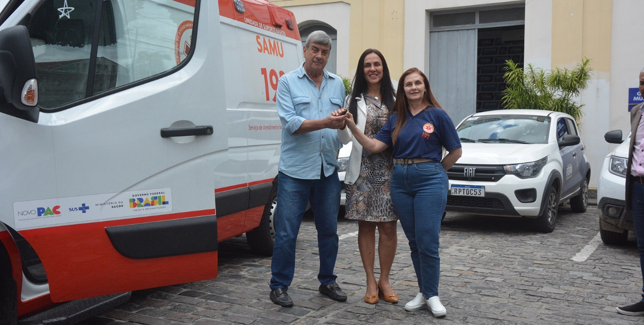 Prefeito de Feira entrega nova ambulância de suporte avançado do Samu