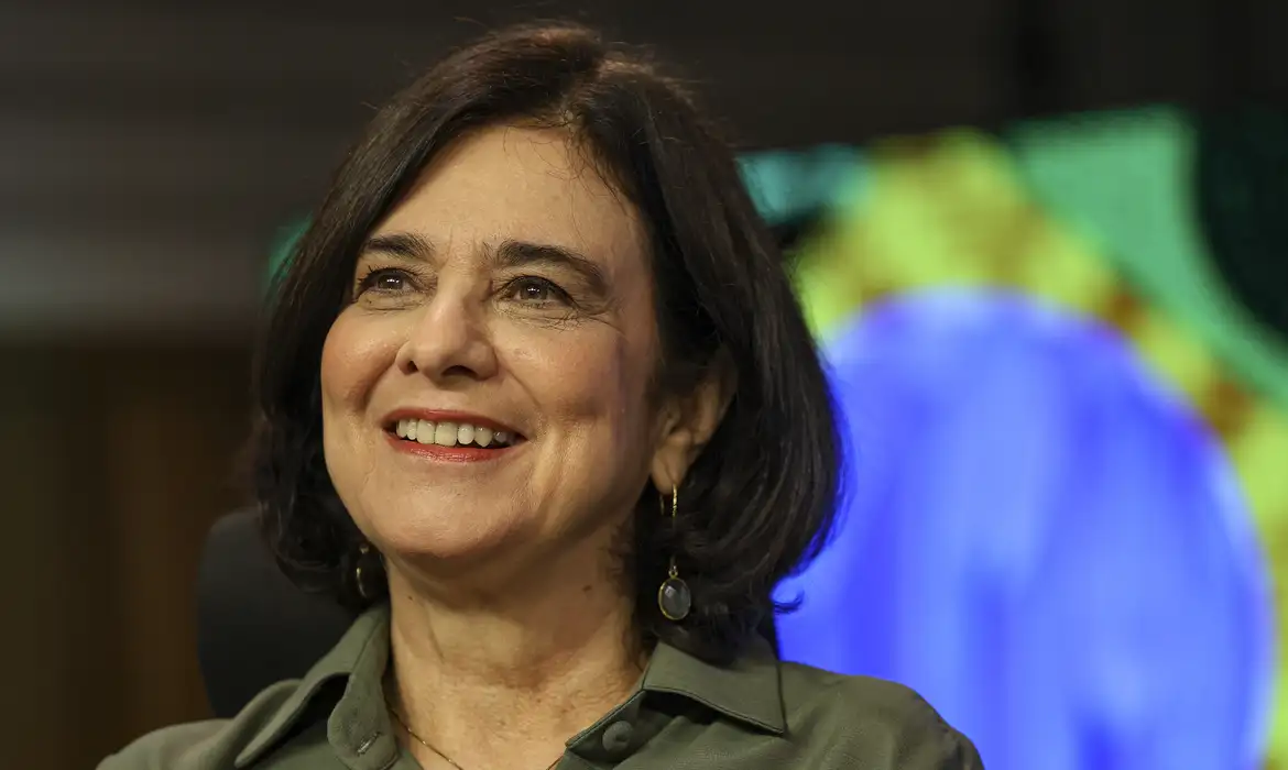 Brasil quer criar coalizão para produção regional de vacinas, diz ministra da Saúde