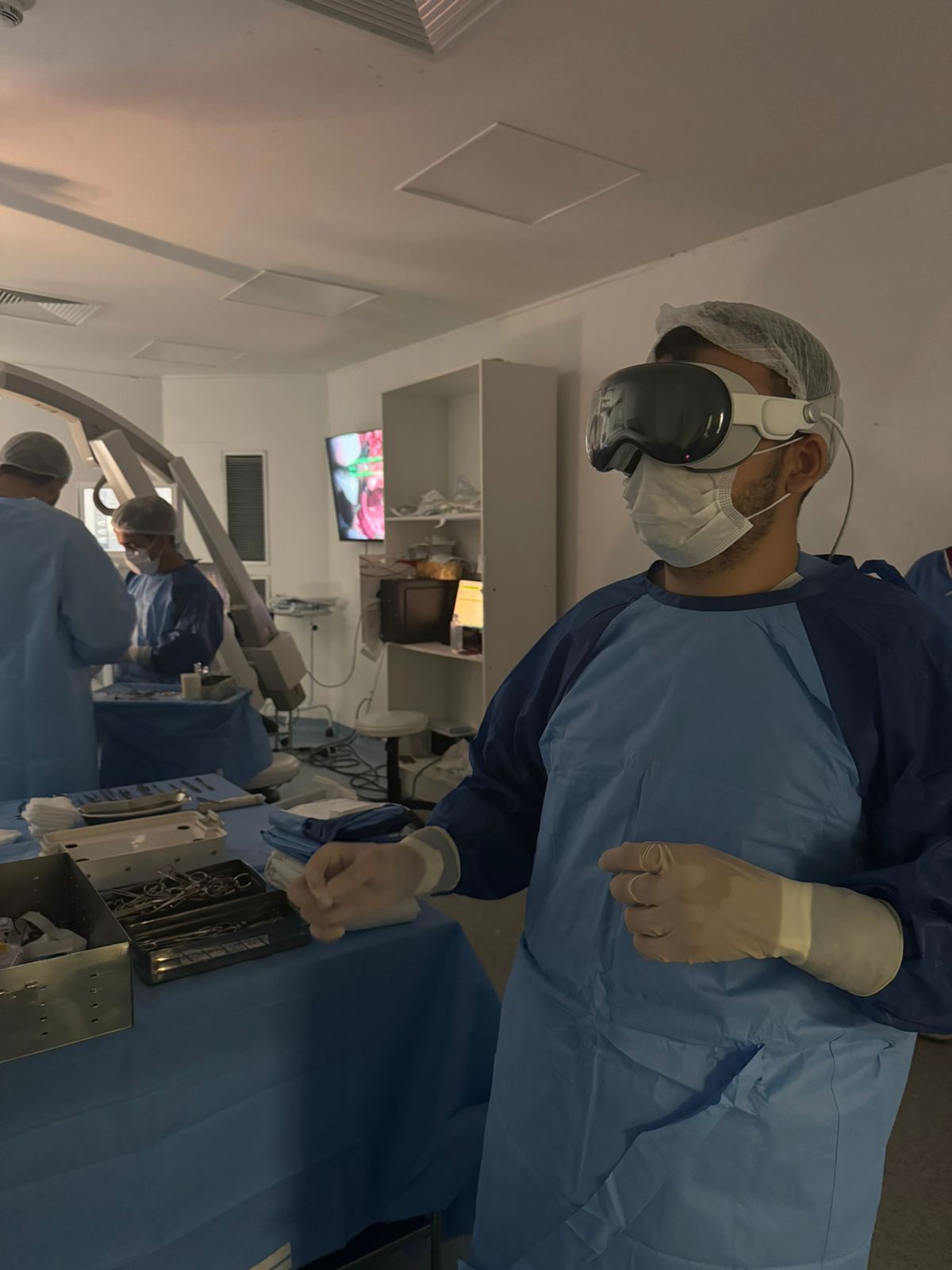Equipe do Clériston Andrade é a primeira no Brasil a usar óculos de realidade virtual da Apple em neurocirurgias